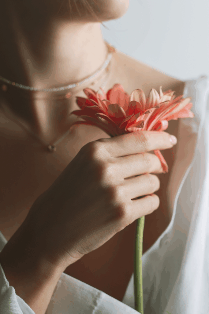 Femme avec fleur
